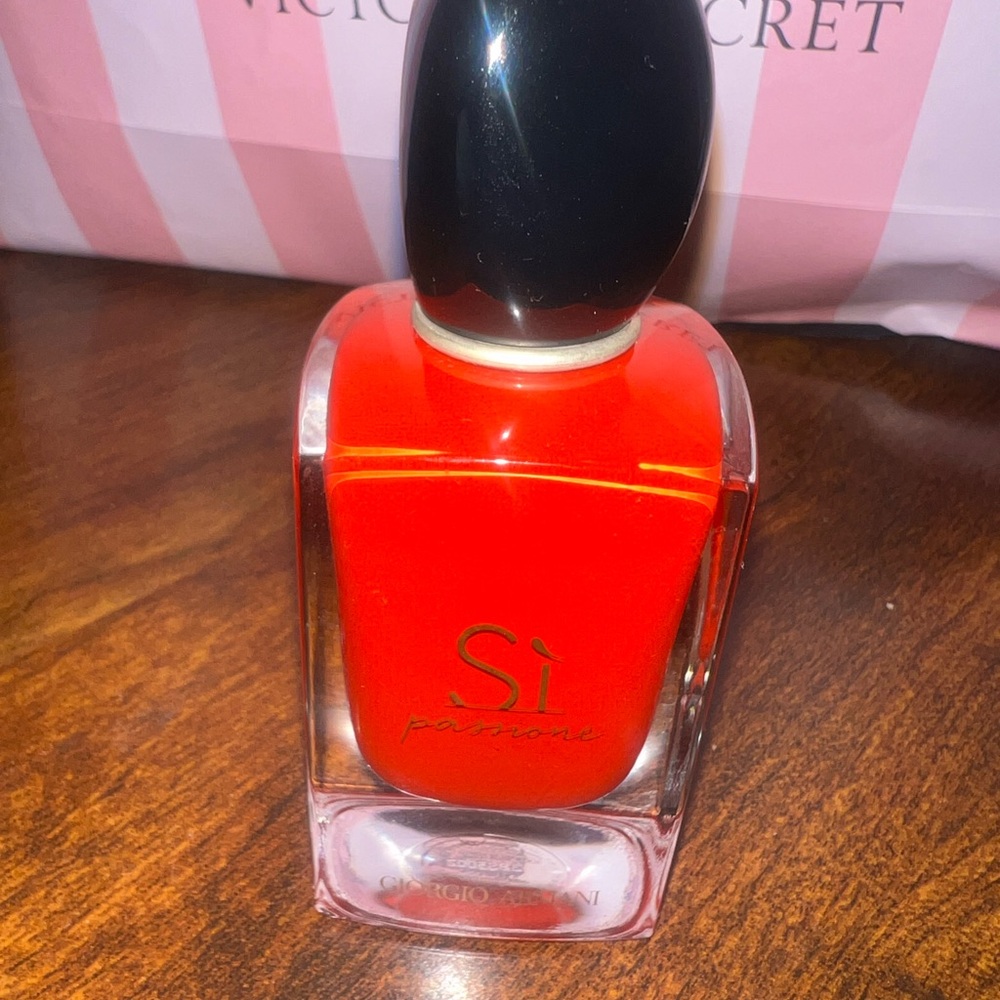Giorgio Armani Si Passione Vibrant Red Fragrance